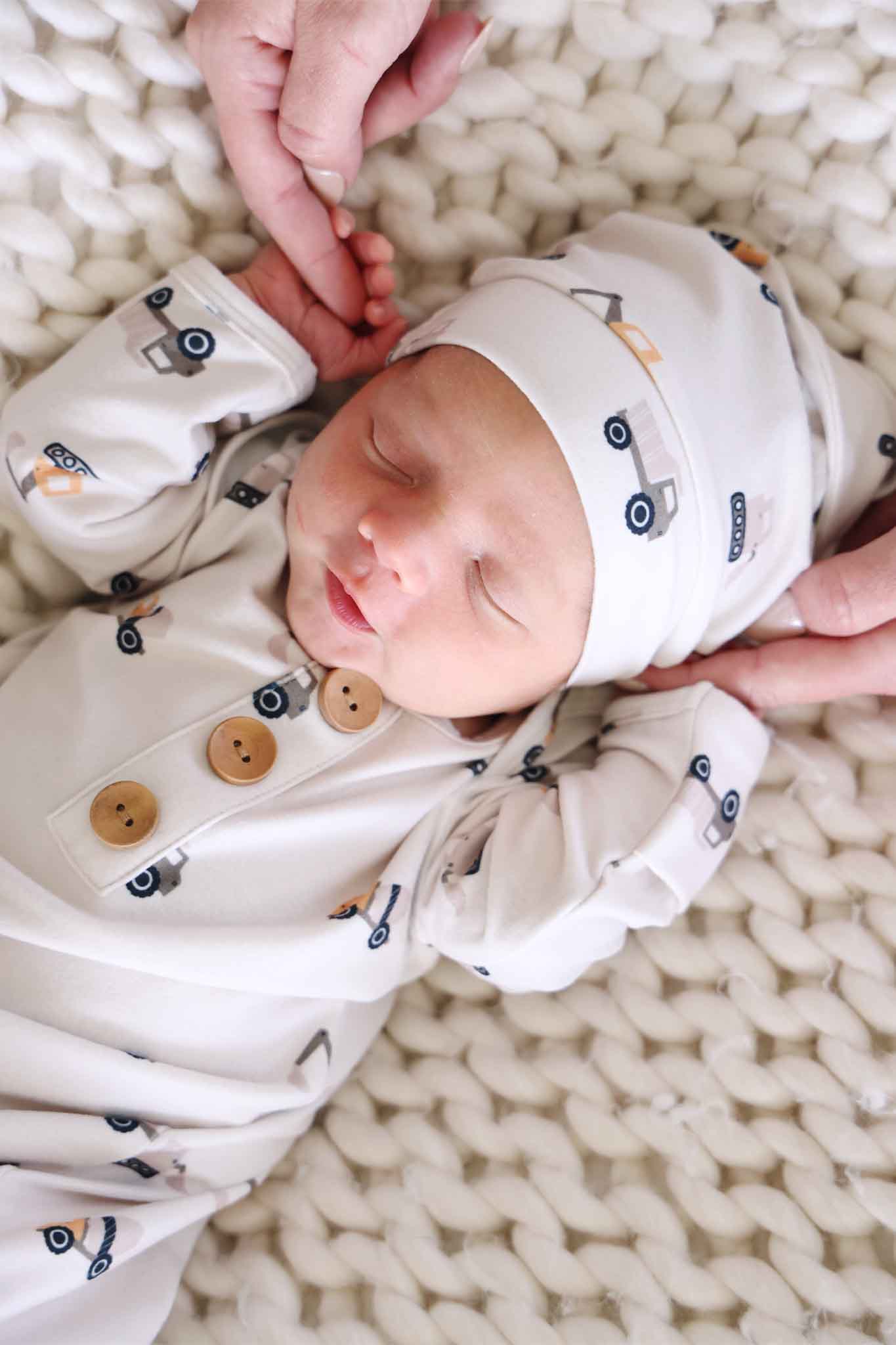 Newborn Baby Knot Gown & Hat Set | Little Builder