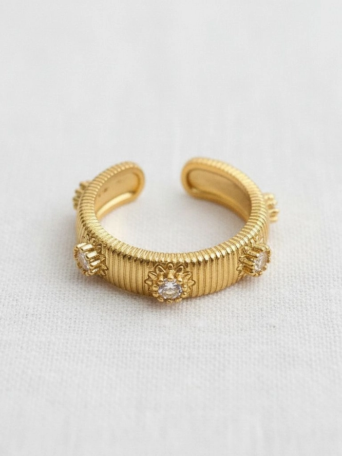27 Floral Textured Crystal Ring