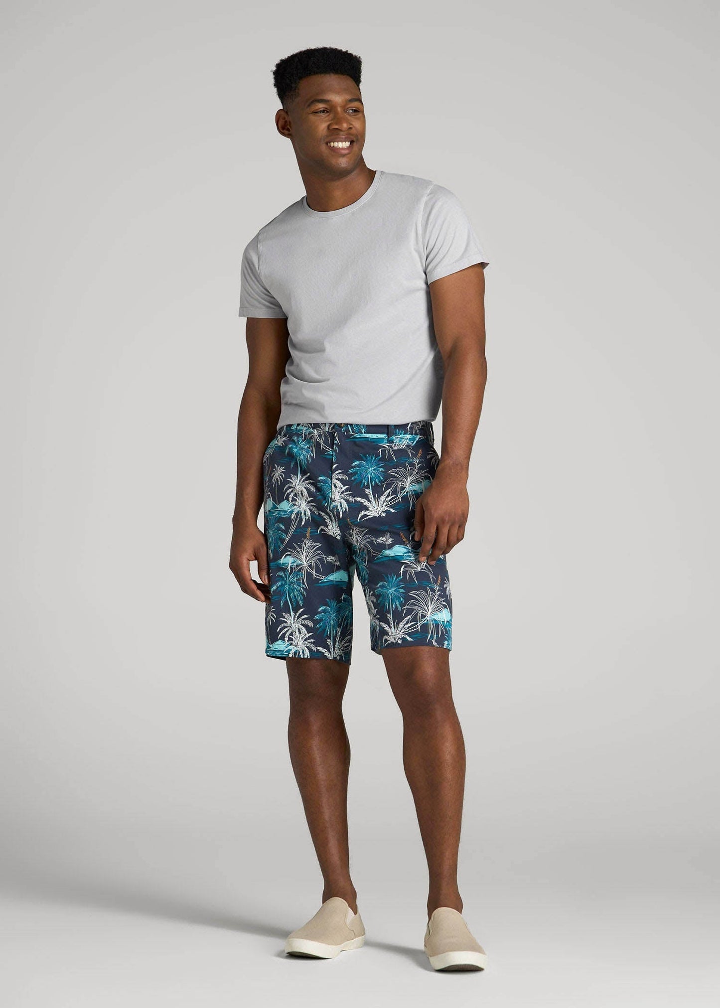 Printed Stretch Cotton Shorts for Tall Men in Blue and White Palms