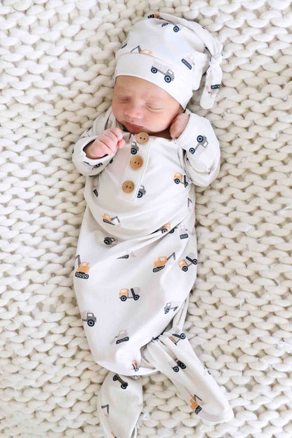 Newborn Baby Knot Gown & Hat Set | Little Builder